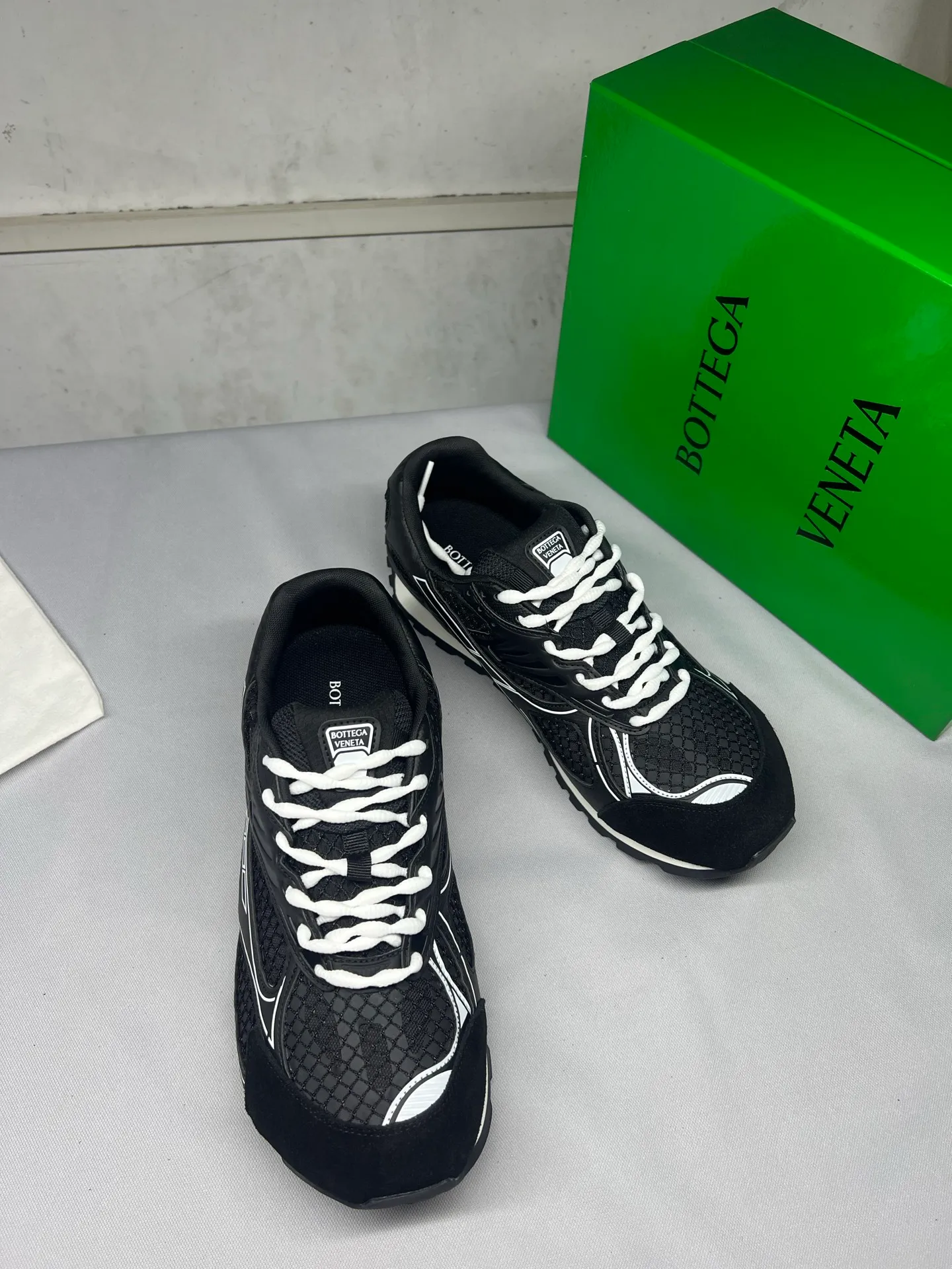 👟👟Ex-factory price 600👟👟 Male +10 Real photos of bright black 🔥🔥BV Orbit sneakers Wang Yibo's same style couple's dad shoes Runner sneakers, made of lightweight technical mesh fabric. Matched with geometric pattern designed rubber outsole, men's and women's king series, high version. Look for the package technology. It is actually much taller, but the legs are still slim. Very nice, playable and durable. Matched to the standard💯 package shoe technology. Look for the high version. The outsole is made of color-blocked TPU outsole. Women's model 35 36 37 38 39 40 41 42 (40 41 42 customized) Men's model 39 40 41 42 43 44 45 46 47 (45 46 47 code customization) (Customer logo can be accepted without refund and exchange price is excellent) Equipped with original packaging